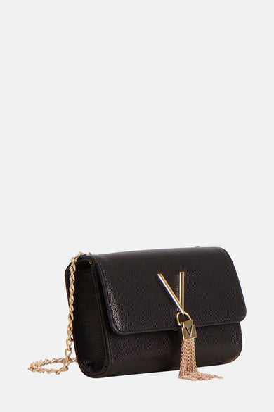 Sac à dos noir de VALENTINO BAGS, avec chaîne dorée et porte-sac en forme de V avec franges de chaîne.