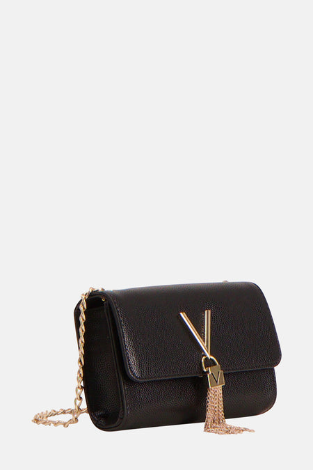 Sac à dos noir de VALENTINO BAGS, avec chaîne dorée et porte-sac en forme de V avec franges de chaîne.