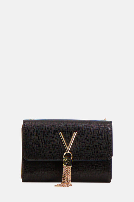 Sac à dos noir de VALENTINO BAGS, avec logo V doré et détail de chaîne avec franges.
