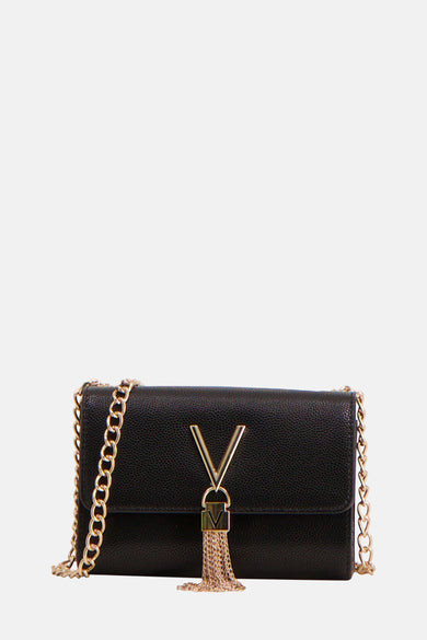 Sac à dos noir de VALENTINO BAGS avec une ceinture en chaîne d'or et un logo V en or avec pinceau.