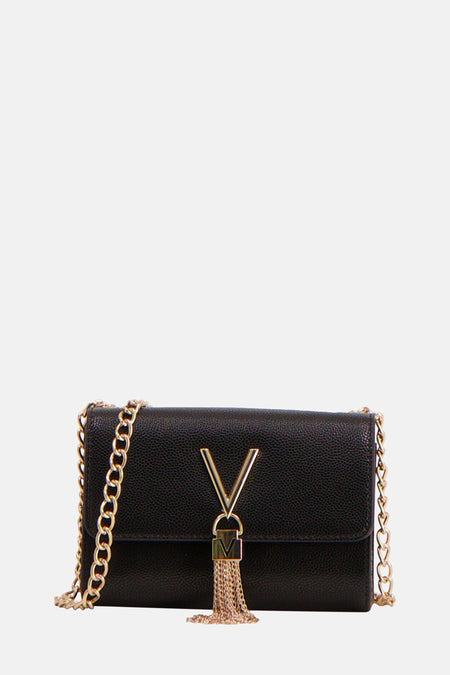 Sac à dos noir de VALENTINO BAGS avec une ceinture en chaîne d'or et un logo V en or avec pinceau.