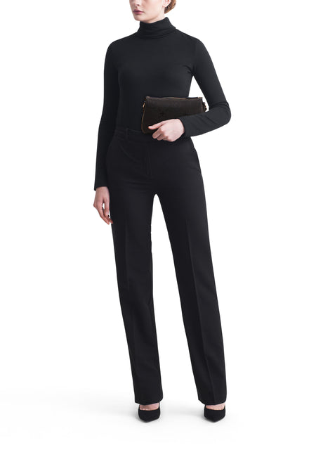 Sac à dos noir de VALENTINO BAGS, porté par un modèle avec un pull-over noir et un pantalon noir.