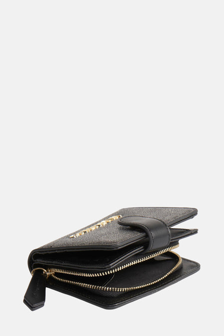 Portefeuille noir VALENTINO BAGS, avec fermeture éclair dorée et logo, posé dans un coin.