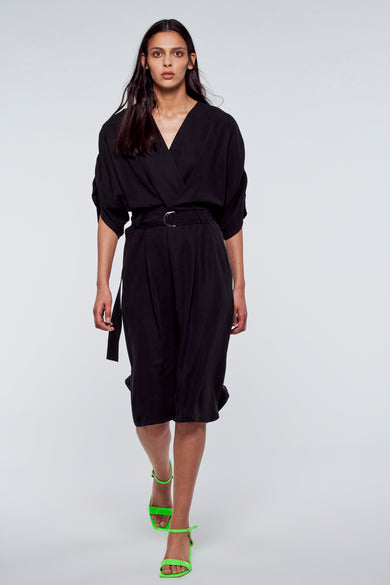 Robe longue noire de YŪGEN, avec une ceinture et des sandales vertes.