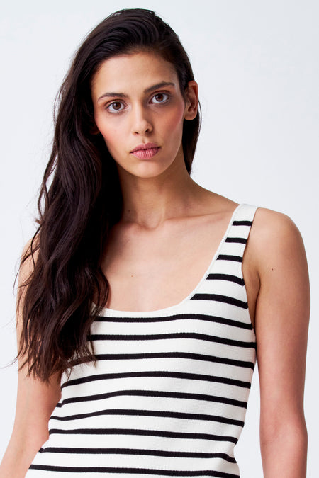 T-shirt beige YŪGEN avec un motif à rayures, porté par un modèle aux cheveux longs et foncés.