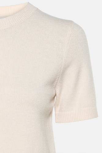 T-shirt écru avec col rond de HAILYS, à manches courtes et en fine texture tricotée.