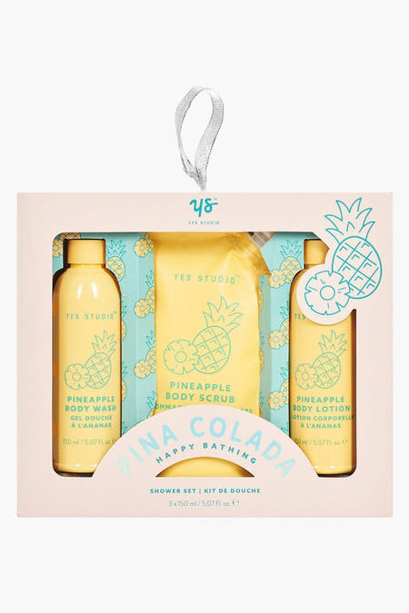 Ensemble de cadeaux multicolore d'UPPER CANADA, avec des illustrations d'ananas sur l'emballage, comprenant un gel douche, un gommage et une lotion corporelle.