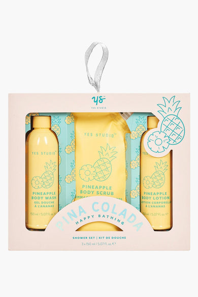 Ensemble de cadeaux multicolore d'UPPER CANADA, avec des illustrations d'ananas sur l'emballage, comprenant un gel douche, un gommage et une lotion corporelle.