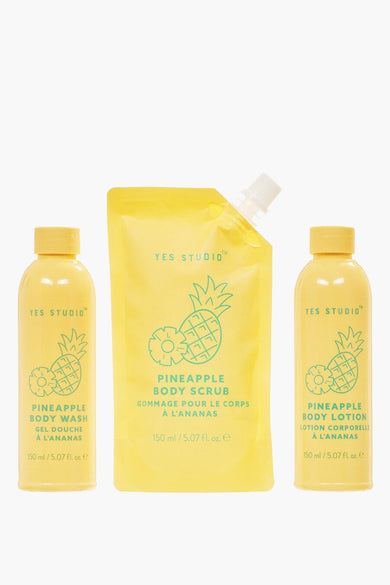 Cadeau multicolore d'UPPER CANADA, avec des conceptions d'emballage à thème ananas sur les bouteilles jaunes et l'emballage.