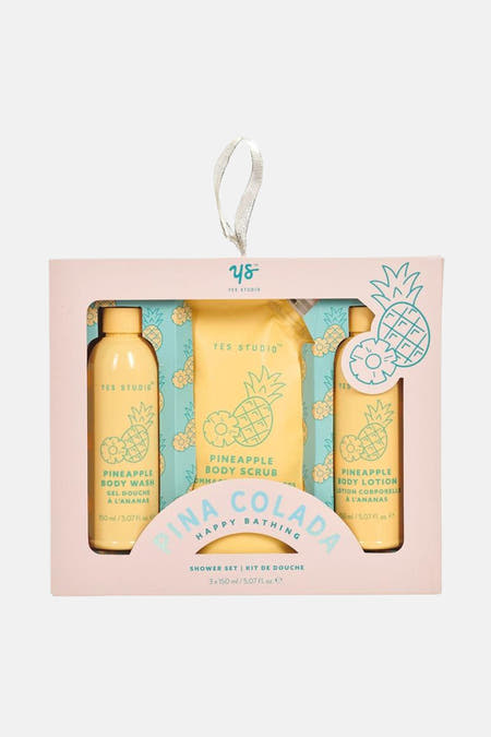 Lot de cadeaux multicolores Upper Canada avec un imprimé ananas sur l'emballage.