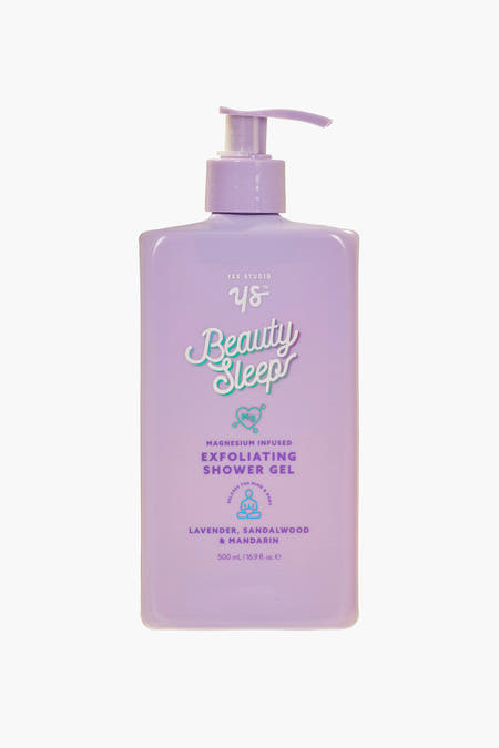 Gel douche exfoliant Lila d UPPER CANADA avec lav lav,enc bois de santal et mandarin, dans un flacon carré avec pompe.