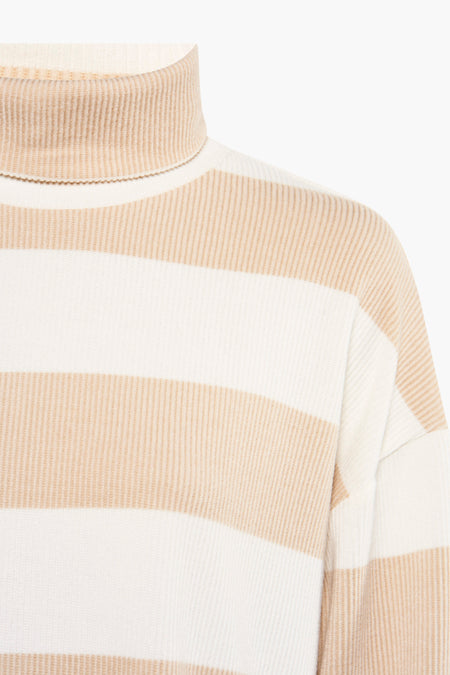 Pull-over blanc avec col en v de H HAILYS, des rayes beige et une texture côlée, gros plan.