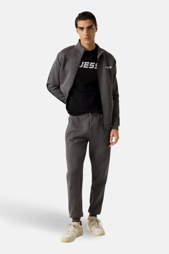 Short de jogging Guess Guess Guess Guess une central with and and and a combined T-shirt shirt vest.