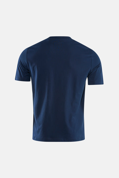 T-shirt bleu à manches courtes de Guess®, motif uni en gros plan, vue arrière.