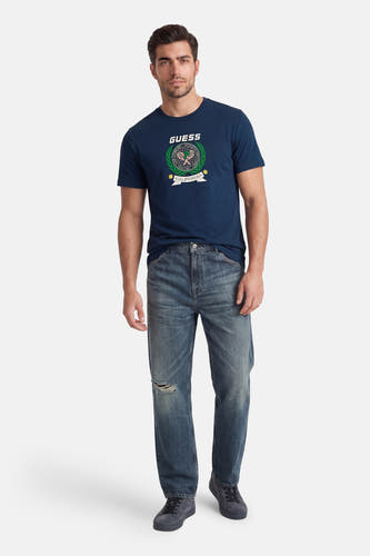 Blauw T-shirt met korte mouwen van Guess, met logo print en gedragen met spijkerbroek en sneakers.