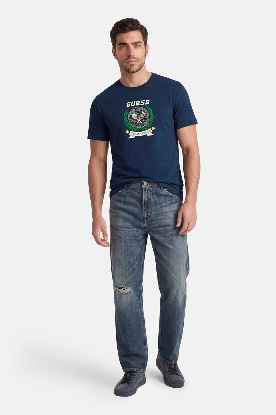 Blauw T-shirt met korte mouwen van Guess, met logo print en gedragen met spijkerbroek en sneakers.