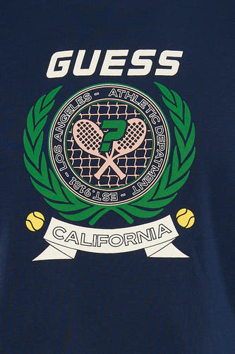 T-shirt bleu à manches courtes de Guess avec un imprimé sportif et des balles de tennis.