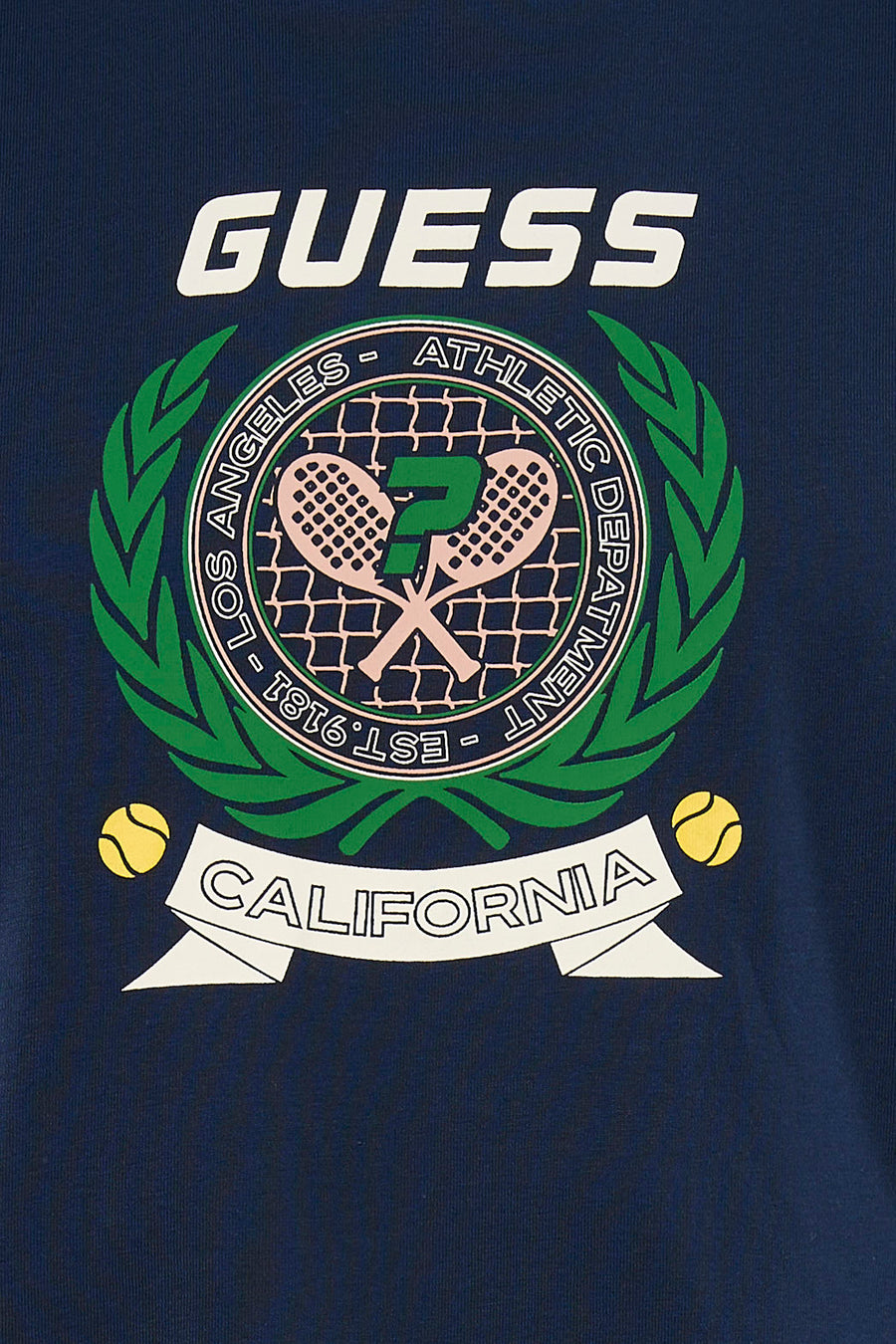 T-shirt bleu à manches courtes de Guess avec un imprimé sportif et des balles de tennis.