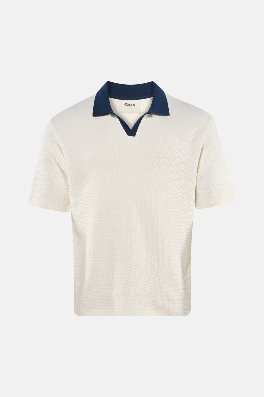 Polo écru à manches courtes de Guess, avec col bleu marine et logo discret sur la poitrine.