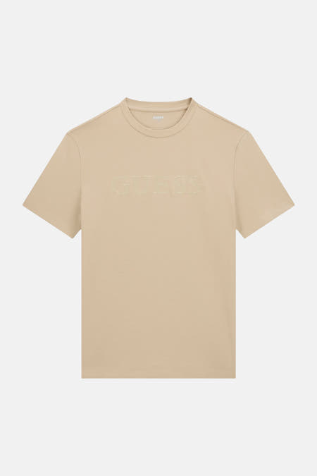 Beige korte mouw T-shirt van Guess met geborduurd logo op borst, ronde hals, front view