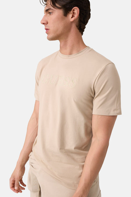 Beige korte mouwen T-shirt van Guess® met geborduurd logo op borst, zijaanzicht model