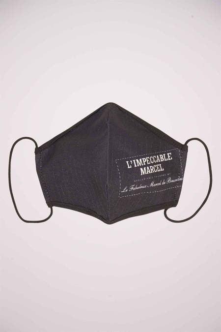 Masque pour le visage noir de ZEB STYLE LAB, avec un étiquette cousue avec du texte et des attaches d'oreilles noires élastiques.