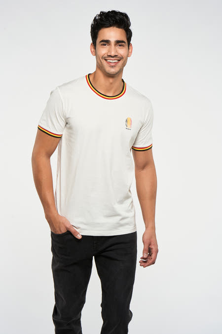 T-shirt blanc à manches courtes de ZEB STYLE LAB, vu de derrière avec une bies contrastante sur la ligne de cou et les manches.