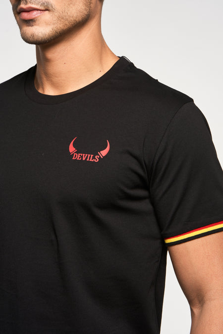 T-shirt noir de ZEB STYLE LAB, avec manches courtes et imprimé rouge 'Devils', finition avec des ourlets rayés.