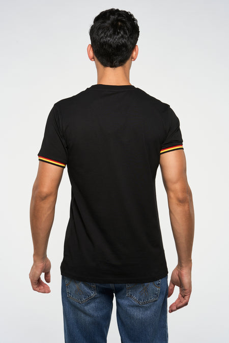 T-shirt noir de ZEB STYLE LAB à manches courtes et bords colorés, vu de dos, associé à un jean.