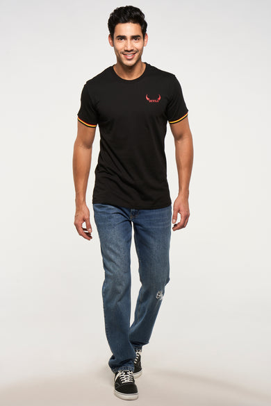 T-shirt noir de ZEB STYLE LAB, avec manches courtes et accents rouges sur les manches et le torse.