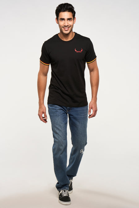 T-shirt noir de ZEB STYLE LAB, avec manches courtes et accents rouges sur les manches et le torse.