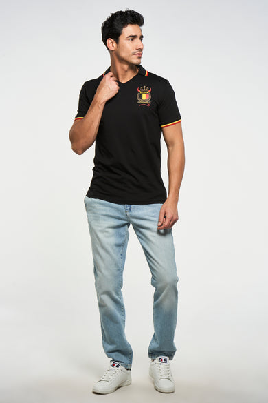 T-shirt noir de ZEB STYLE LAB, avec manches courtes, emblème de supporter belge et bordures rayées rouges et jaunes.