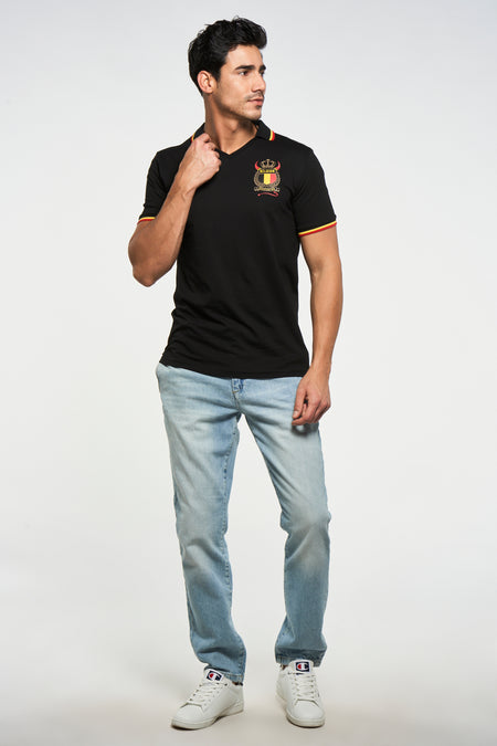 T-shirt noir de ZEB STYLE LAB, avec manches courtes, emblème de supporter belge et bordures rayées rouges et jaunes.