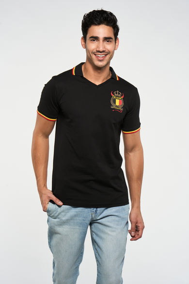 T-shirt noir à manches courtes de ZEB STYLE LAB, avec logo belge sur la poitrine et jeans bleus.