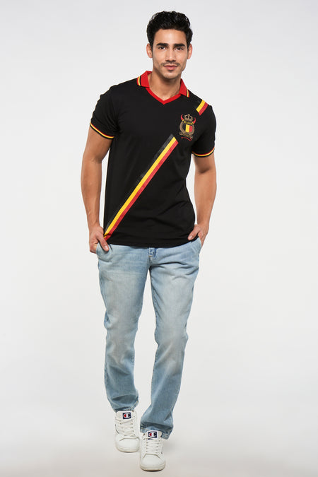 T-shirt noir à manches courtes de ZEB STYLE LAB, avec badge Belgique et bandes tricolores belges. Jeans bleu clair et chaussures blanches Champion.