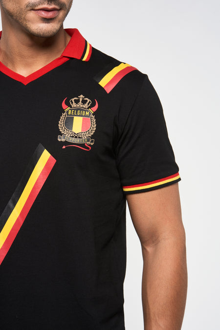T-shirt noir de ZEB STYLE LAB, avec emblème sur la poitrine et accents rouge-jaune-noir sur l'épaule et la manche.