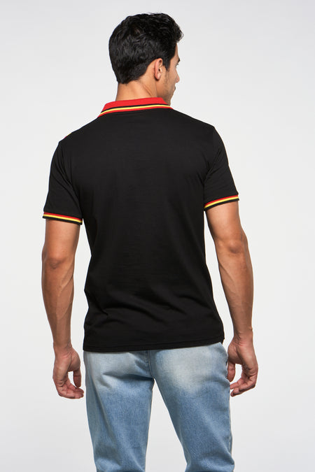 T-shirt noir de ZEB STYLE LAB, avec col et manches rayés rouge et jaune, côté dos.