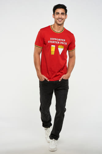 T-shirt rouge de ZEB STYLE LAB, avec manches courtes et imprimé d'une bière et des frites, porté avec un jean noir et des baskets blanches.