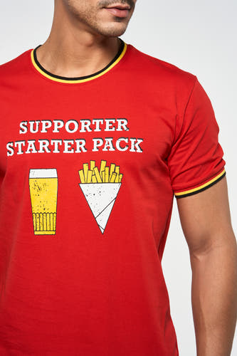 T-shirt rouge de ZEB STYLE LAB, avec impression de 'Supporter Starter Pack' et manches courtes avec ourlets.