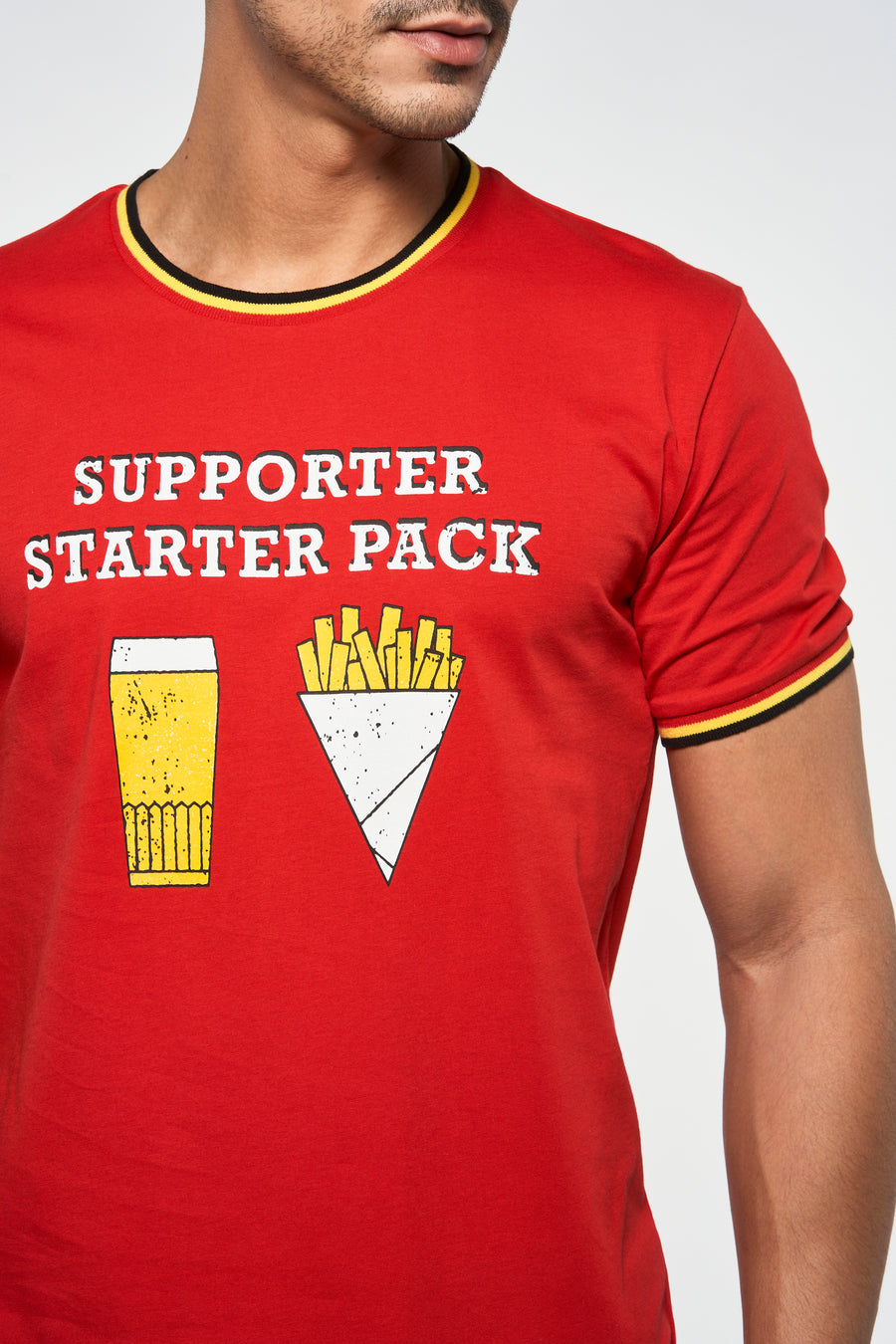 T-shirt rouge de ZEB STYLE LAB, avec impression de 'Supporter Starter Pack' et manches courtes avec ourlets.