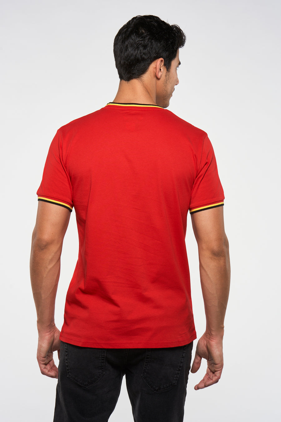 T-shirt rouge à manches courtes de ZEB STYLE LAB, avec une bande noire et jaune le long de l'encolure et des manches, vue dos.