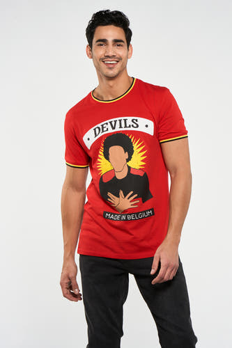 T-shirt rouge de ZEB STYLE LAB, vu de derrière, avec des manches courtes et un col rond avec des bords contrastants.
