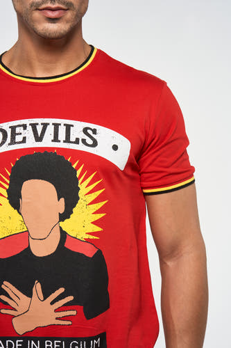 T-shirt rouge à manches courtes de ZEB STYLE LAB, avec impression graphique de visage et "Made in Belgium".