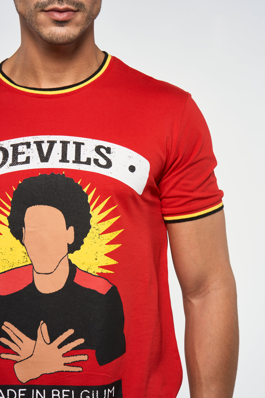 T-shirt rouge à manches courtes de ZEB STYLE LAB, avec impression graphique de visage et "Made in Belgium".