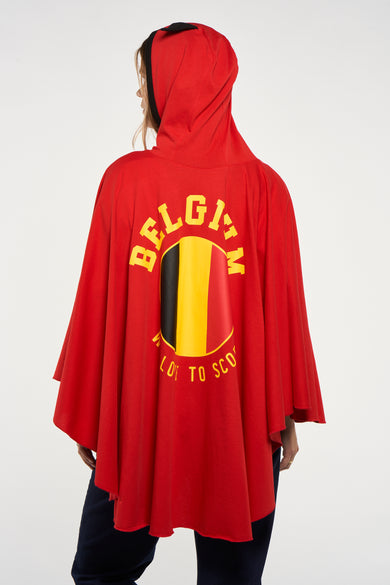 Poncho rouge de ZEB STYLE LAB, avec drapeau belge et texte au dos, capuchon et pantalon sombre.