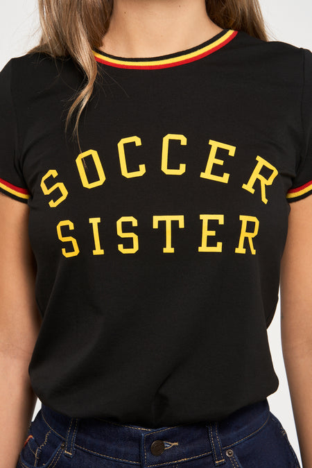 T-shirt noir de ZEB STYLE LAB avec texte jaune 'Soccer Sister' et rayures rouges et jaunes sur la ligne de cou.