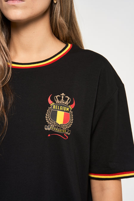 T-shirt noir de ZEB STYLE LAB, avec col rond avec accents rouges et jaunes, impression de Belgique avec couronne et cornes.