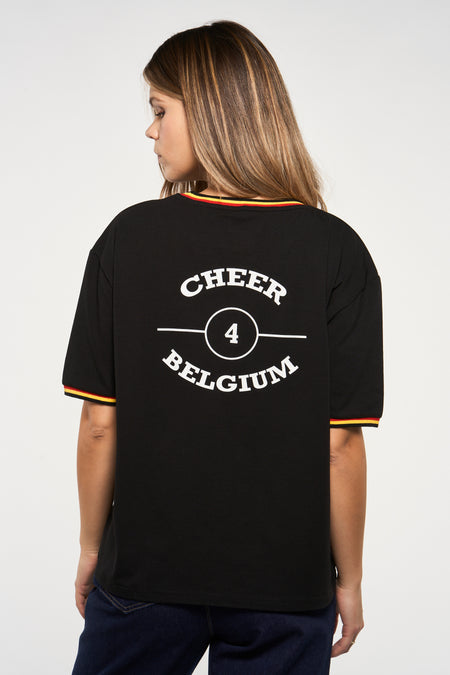 T-shirt noir de ZEB STYLE LAB, avec manches courtes et impression de texte sur le dos, combiné avec un jean foncé.