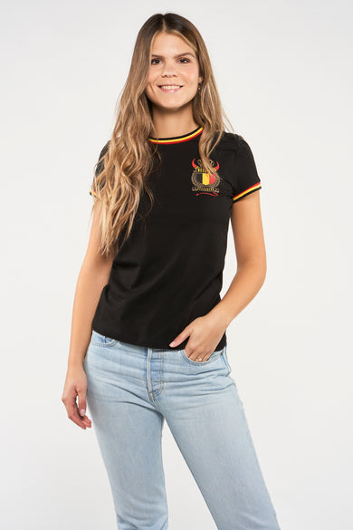 T-shirt noir de ZEB STYLE LAB avec un imprimé de supporter belge et manches courtes, porté avec un jean.