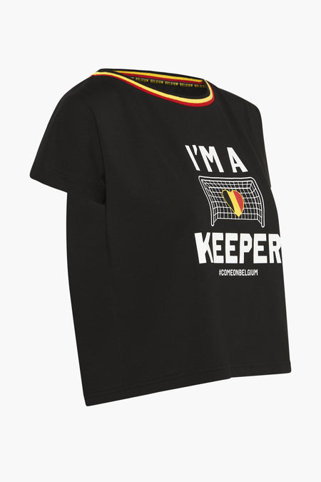 T-shirt noir de ZEB STYLE LAB, avec un imprimé sur le thème du gardien de but belge et un col rouge, jaune et noir.